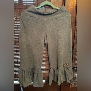 Women’s Matilda Jane sz medium Gray Ruffle Knit Bottoms